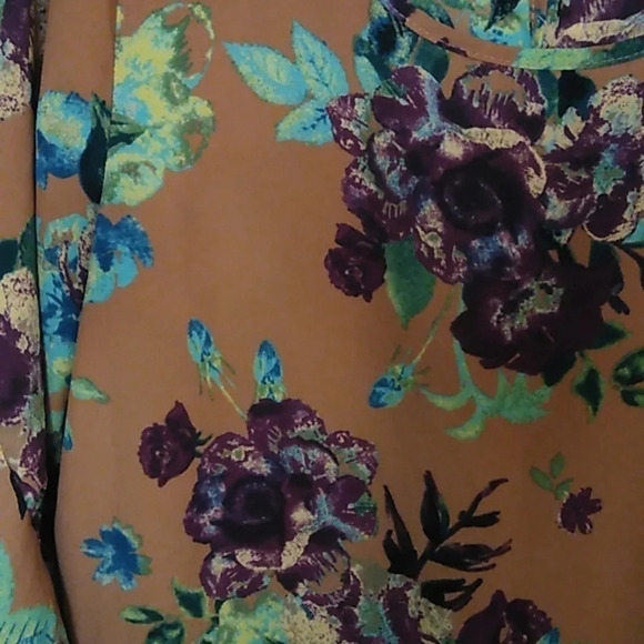 DAYTRIP FLOWY, FLORAL, COTTAGECORE BLOUSE WITH PEPLUM BACK & BELL 3/4 SLEEVES - Picture 5 of 10